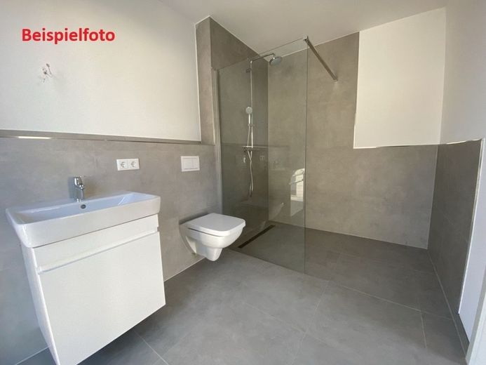 Stilvolle Altbauwohnung - kernsaniert mit modernem Wohnkomfort – Beispielfoto Bad
