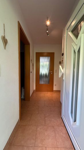 Ubicación privilegiada: casa adosada bien cuidada con instalación fotovoltaica de 13 kWp, 2 wallboxes, clase energética B - de particular – Eingang