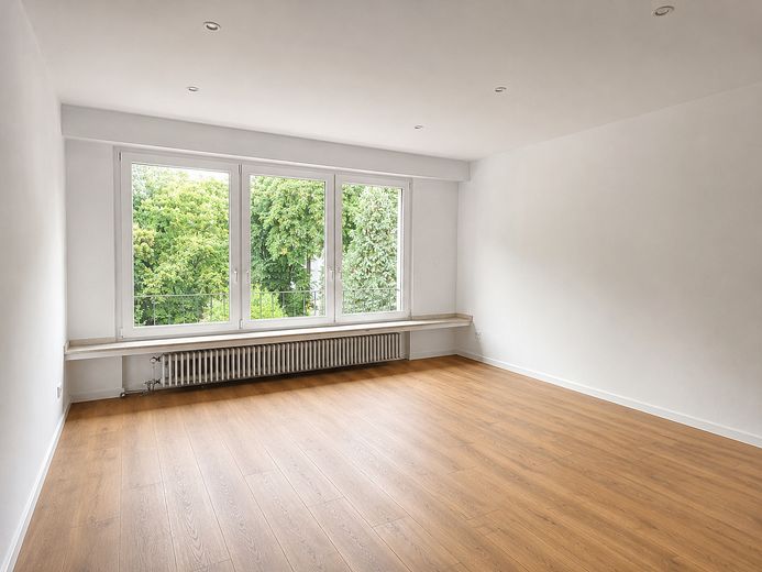 Appartamento ristrutturato di 3,5 locali con balcone a Oberhausen, garage su richiesta – Wohnzimmer - Beispiel