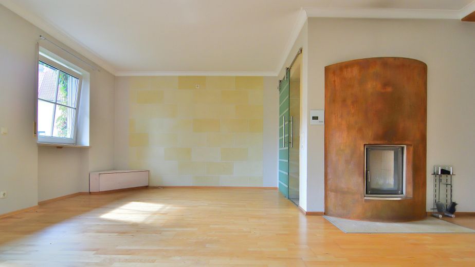 Charmantes EFH im Ensemble mit Altbau, Scheune, Wiese – Wohnzimmer, Blick Eingang