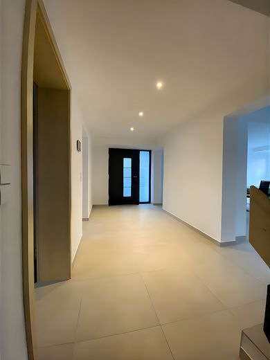 Hochwertig modernisiertes Einfamilienhaus in begehrter, stadtnaher Lage (provisionsfrei, Erstbezug) – Flur EG
