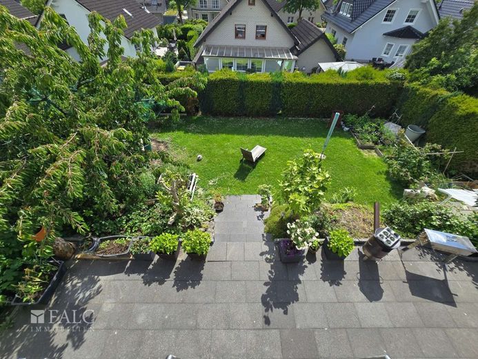 Ein großes Haus im Blumen Viertel in Nümbrecht – Balkonblick Garten
