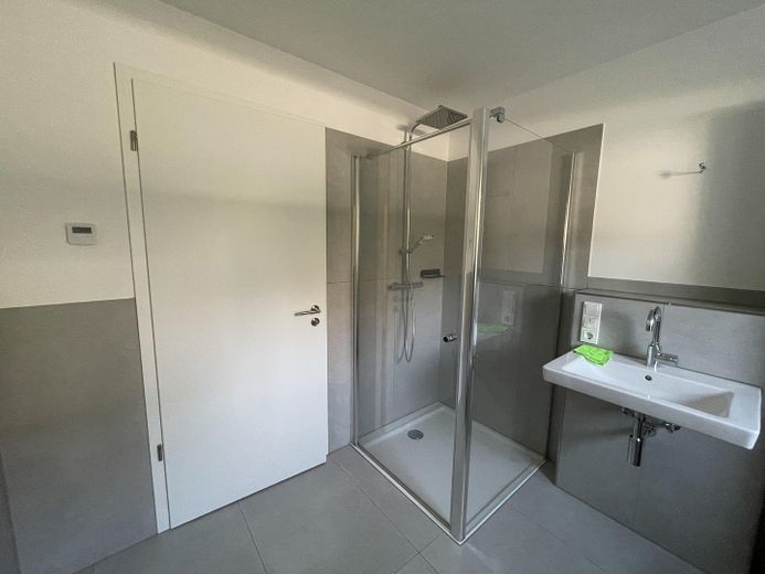 ruhig gelegene Neubauwohnung mit Südterasse – Bad