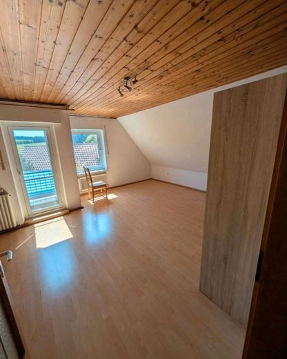Ruhiges Einfamilienhaus freistehend mit großem Garten und Garagen – Photo 13
