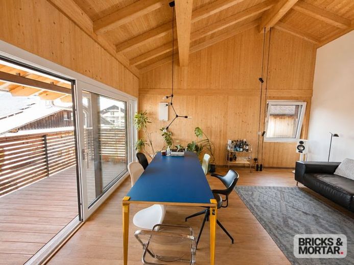 Vermietung einer exklusiven 2-Zimmer-DG-Wohnung mit offenem Sichtdachstuhl und traumhaftem Bergblick – Foto 1