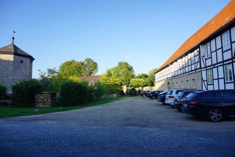 Klejnot u bram Hildesheim: pełne światła, ekskluzywne 4-pokojowe mieszkanie z kuchnią, łazienką i balkonem w dobrach klasztornych – Parkplatz