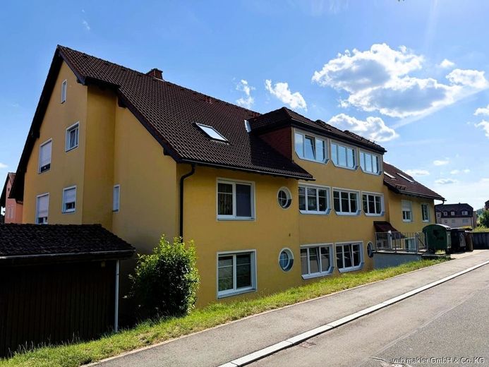 Helle Dachgeschosswohnung in Köditz mit zwei Balkonen und Tiefgaragenstellplatz – VUB0002470-17