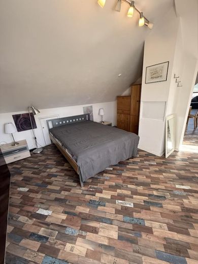 Luminoso appartamento completamente arredato di 1,5 locali a Stoccarda Est – Schlafzimmer