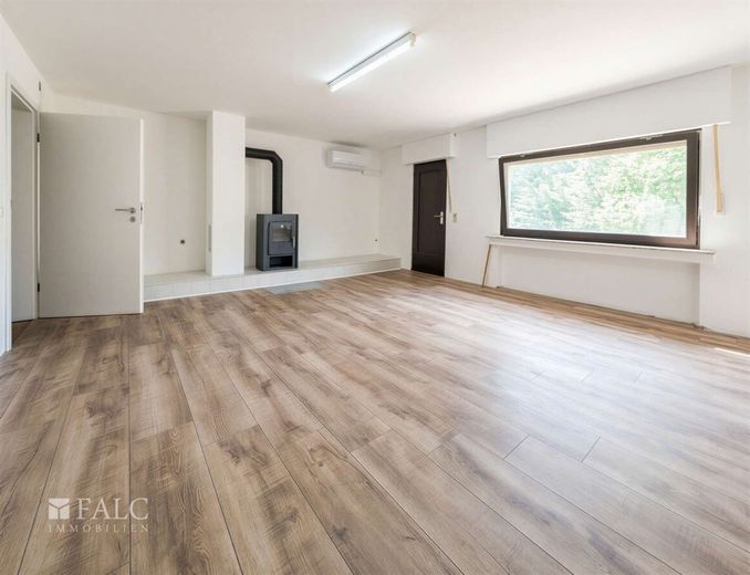 Ruhig gelegene Doppelhaushälfte mit viel Platz und Naturteich – Wohnzimmer UG
