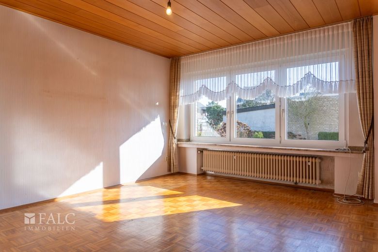 Freistehendes Einfamilienhaus mit Anbaupotenzial in ruhiger Randlage – Wohnzimmer