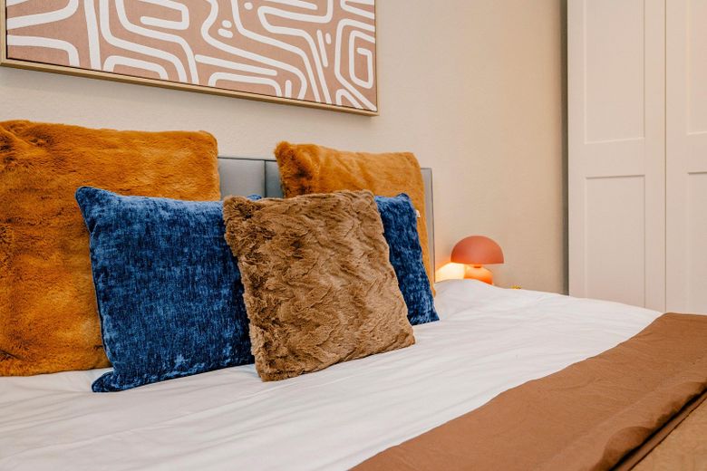 Pempelfort’un seçkin konumunda mobilyalı 2,5 odalı daire – Schlafzimmer