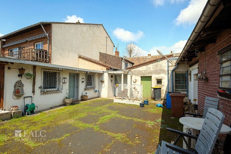 Einfamilienhaus, Ladenlokal und viel Grundstück - mitten in Bergheim – Hof