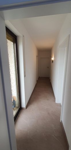 Modernisierte helle 5,5 Zimmer 145 m² EG Whg. / Garten / EBK / ca. 37 m² Süd Terrasse & Markise – Flur von Süd