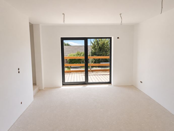 2-Zimmer-Maisonette-Wohnung (81m²) in Kösching mit Balkon (Erstbezug nach Kernsanierung) – Wohnzimmer Blick Balkon