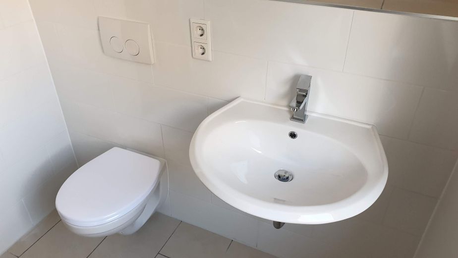 Attraktive, sanierte 75 m² Wohnung (Zweitbezug) mit Tageslichtbad und offener Wohnküche in Köthen – Waschbecken WC