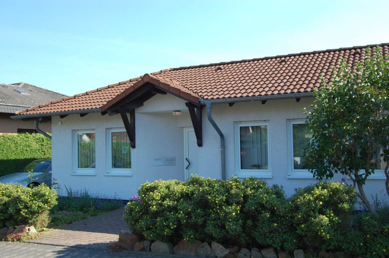 Schauenburg, Bungalow + ELW – Straßenansicht