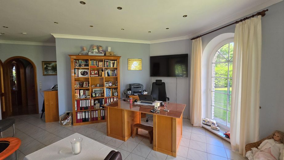 Provisionsfreies, schönes Haus mit Hauptwohnung + 2 Einliegerwohnungen. Mit schönem Garten – Arbeits-/Kinderzimmer 3