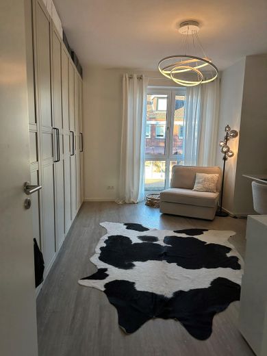 Traumwohnung mit exklusiver Einbauküche und großzügigem Balkon. – Büro / Kinderzimmer 