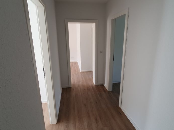 Topsanierte 3-Raum-Wohnung mit Balkon und sehr schöner Einbauküche – Flur