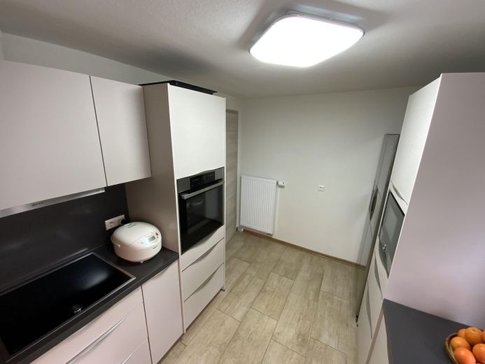 Einziehen, loskochen & wohlfühlen: Modernisiertes XL-Haus mit Traumküche, Komfort-Garage & Garten – Küche 02