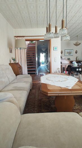 Casa a schiera ben tenuta con ampia terrazza sul tetto soleggiata e molto spazio – Wohnzimmer