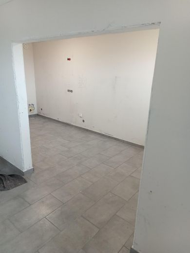 Toller Balkonblick über den Main und Frankfurt  Komplettsanierung – Blick in die Küche
