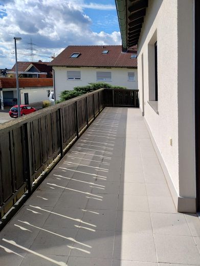 Helle, renovierte 4-Zimmer-Wohnung (1.OG) mit Küche und Süd-Balkon in ruhiger Lage in Kleinostheim – Süd-Balkon
