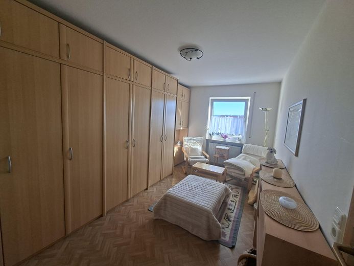 Sehr gepflegte 3-Zimmer-Wohnung mit Balkon, großem Kellerraum und Garage in ruhiger Wohnlage – Zimmer 2