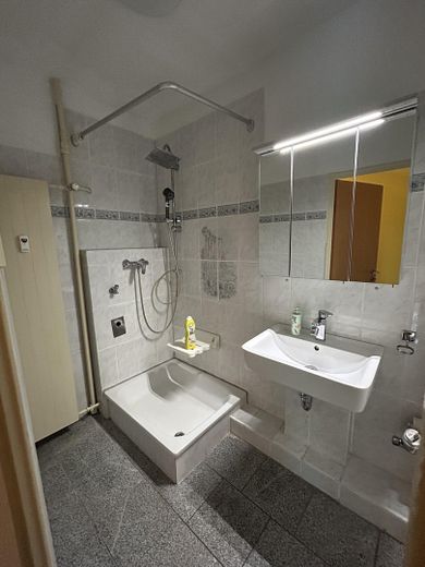 Helle 3,5-Zimmer-Wohnung mit Küche, Balkon & Stellplatz – Badezimmer