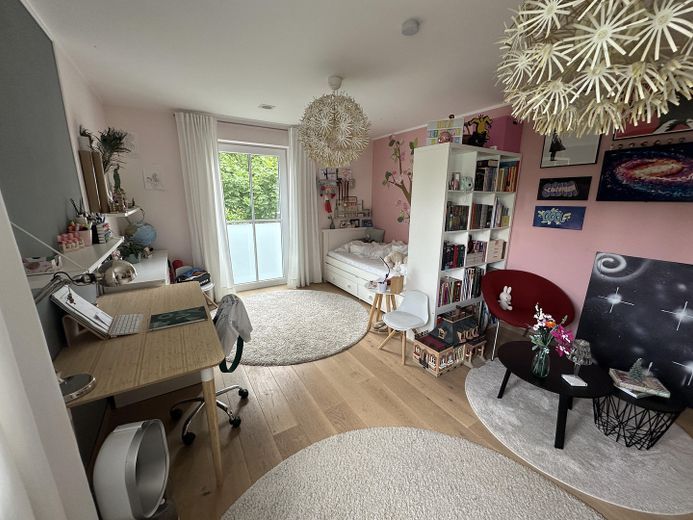 Near Simmerleinplatz: As-new, bright XXL semi-detached house, upscale features, KFW70 standard, with fitted kitchen – OG Kinderzimmer 2