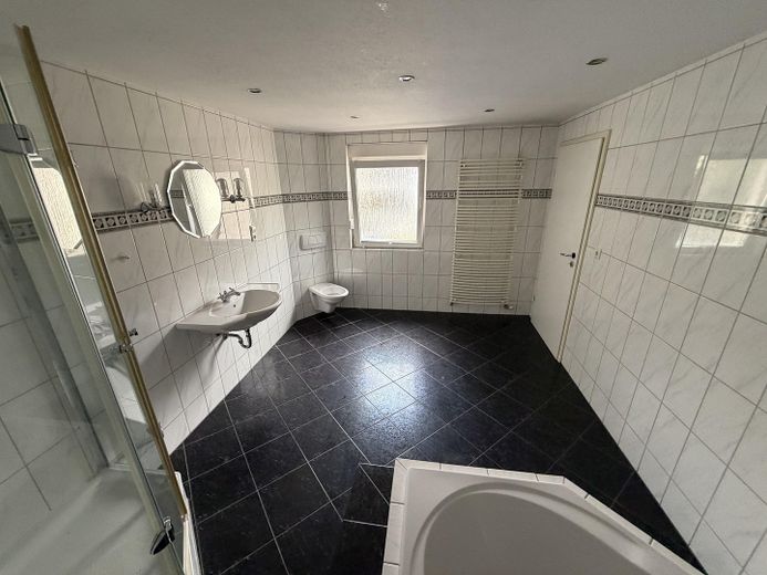 Per direct beschikbaar: ca. 184 m² verdeeld over 3 verdiepingen – als eengezinswoning of 2 appartementen – Bad OG