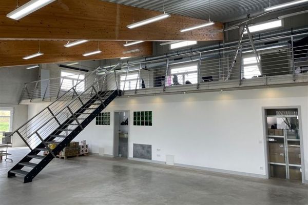 Built in 2010 ** Flexible commercial office building ** many parking spaces