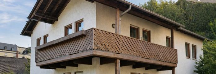 Selbst wohnen & vermieten: Gepflegtes Zweifamilienhaus mit Talblick, Balkon, Terrasse und Garage