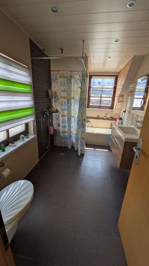 Gepflegtes Zweifamilienhaus mit großem Garten, Garagen und vielfältigen Nutzungsmöglichkeiten – Bad OG