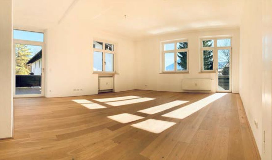 Großzügige 4,5-Zi.-Wohnung (175 m²) mit Dachterrasse & Wallbergblick in Bad Wiessee – Wohnzimmer mit 36 m² 