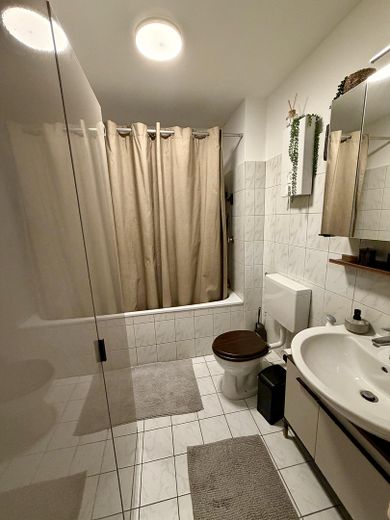 Gut geschnittene 2-Zimmer-Wohnung mit Balkon & Einbauküche in zentraler Lage von Pulheim – Badezimmer