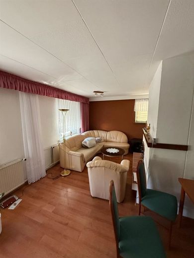 Doppelhaushälfte mit großer Garage, Carport, Wa, Du. und sonnigem Grundstück am Stadtrand – Wohnzimmer