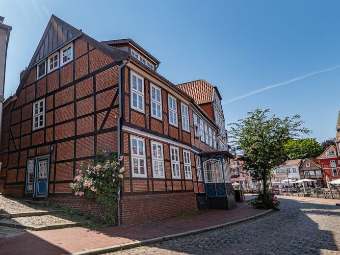 Mitten drin und dabei! Charmantes Stadthaus mit Einliegerwohnung in Stades belebter Innenstadt. – फोटो 1