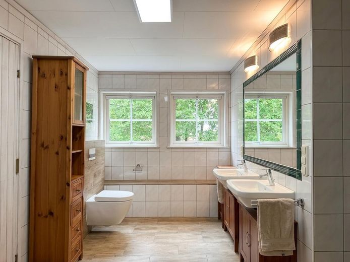 Senza provvigione: porzione di bifamiliare in stile casa svedese con sauna, ampio giardino e vista sui campi – Badezimmer im OG