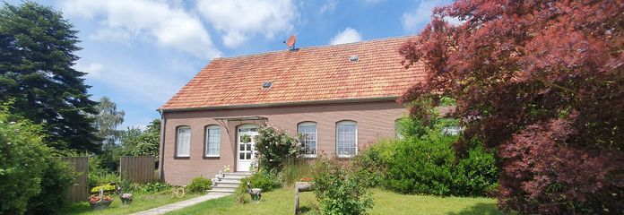 Großzügiges Bauernhaus-Idyll mit Scheune, Ausbaureserve und Weideland – Vorderansicht