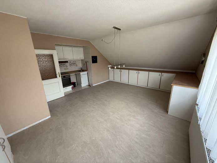 137 m² Maisonette im Zweifamilienhaus – 4 Zimmer, große Wohnküche, 2 Bäder & eigener Eingang – Wohnküche 1. OG