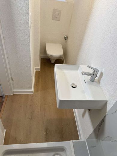 Großzügige, renovierte 5-Zimmer-Dachgeschosswohnung in Bochum-Wattenscheid - perfekt für Familien – Badezimmer 1