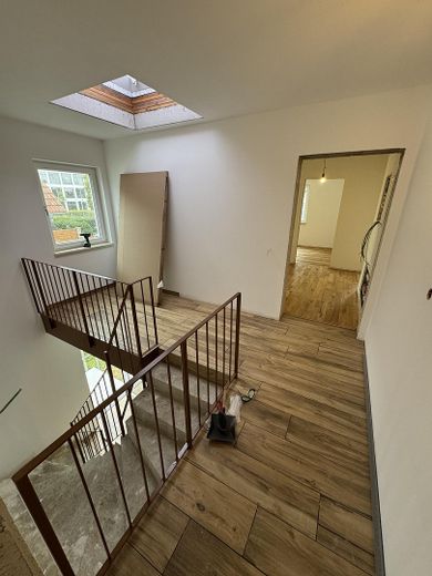Mahlsdorf’ta 2026’da yeni inşaat | 3 odalı daire | 73 m2 | Akıllı Ev | Fotovoltaik ve ısı pompası | Yüksek giriş katı – Treppenhaus OG