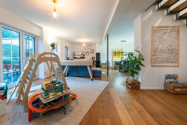 Provisionsfrei: Exklusives EFH mit Remise bei Potsdam & Berlin – Wohnzimmer