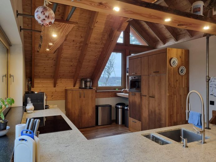 Landhaus mit zusätzliches Einfamilienhaus und großer Garage in Alleinlage im Wald – Küche
