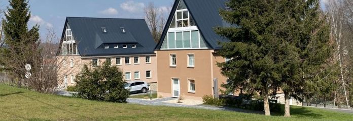 ungewöhnliche 4-Raum-Maisonette mit großer Glasfront und eigenem Garten