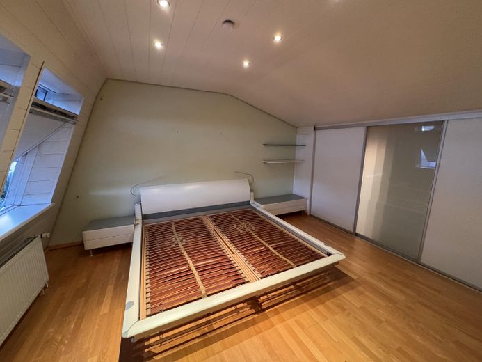 Stilvolle Maisonettewohnung mit Balkon und Stellplatz in Nidderau-Heldenbergen – Foto 10