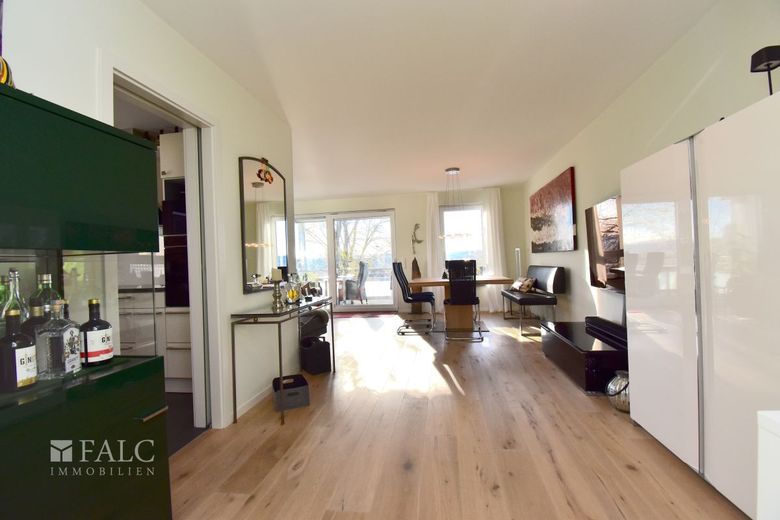 Super schöne 4 Zimmer Eigentumswohnung in privilegierter Wohnlage – Wohnzimmer