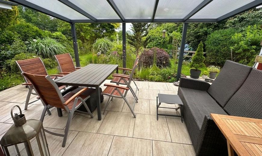 Senza provvigione: porzione di bifamiliare in stile casa svedese con sauna, ampio giardino e vista sui campi – Terasse