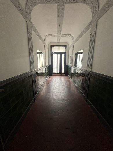 Sanierungsbedürftiger Gewerberaum mit Potenzial zur Wohnraumnutzung in attraktiver Wohnlage – Hausflur